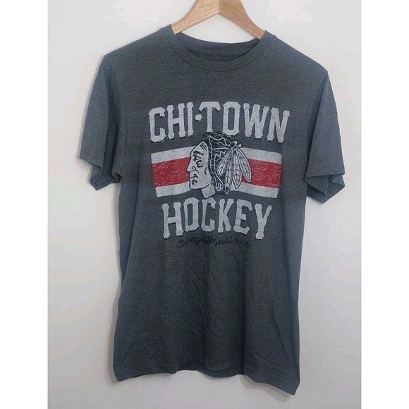 NHL Chicago Blackhawks Men's Size Medium Tee Shirt Gray Hockey - Picture 2 of 8